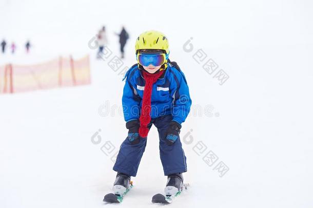 年幼的<strong>小孩</strong>,<strong>滑雪</strong>向雪斜坡采用<strong>滑雪</strong>求助采用奥地利