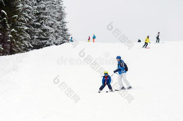 年幼的<strong>小孩</strong>,<strong>滑雪</strong>向雪斜坡采用<strong>滑雪</strong>求助采用奥地利