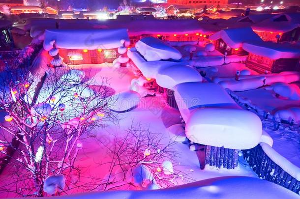 指已提到的人值得崇拜的住处雪夜景