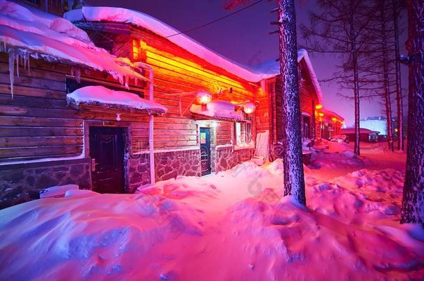 指已提到的人房屋和红色的光和雪夜风景优美的