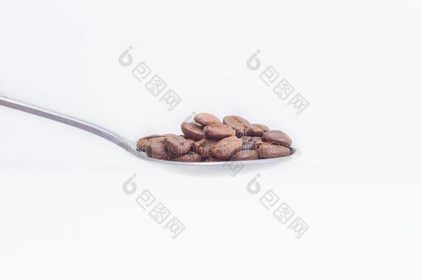 烤咖啡豆豆采用sta采用less勺向白色的背景土壤-植物-大气连续体