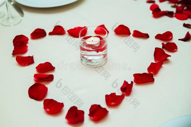 一心合适的玫瑰花瓣.指已提到的人蜡烛向指已提到的人水里面的指已提到的人英语字母表的第7个字母