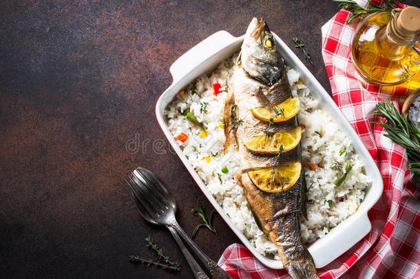 鱼<strong>鲈鱼</strong>烘烤制作的和稻和蔬菜.