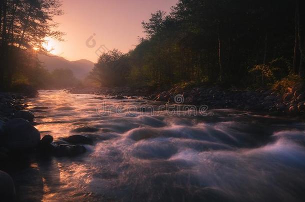 日出越过快的山河