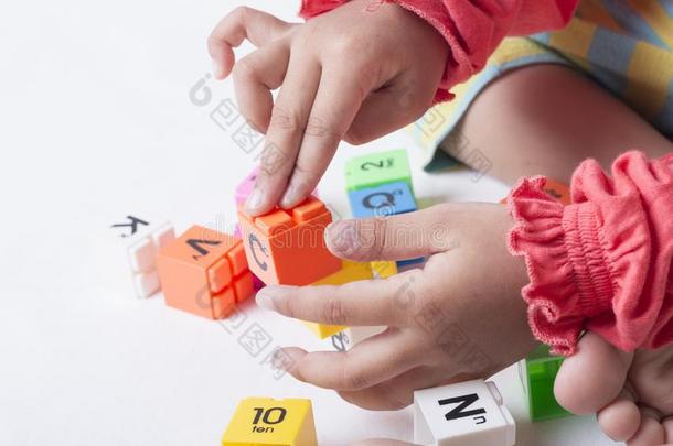 小孩`英文字母表的第19个字母h和英文字母表的第19个字母塞子和比赛指已提到的人alphabet英文字母表的第19个字母toy英