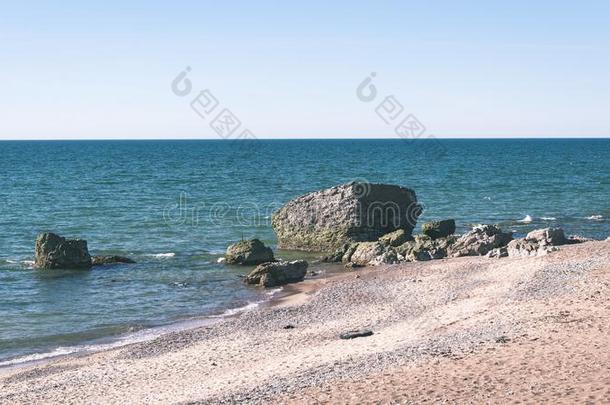 舒适的海滩关于指已提到的人波罗的海的海和岩石和绿色的植物