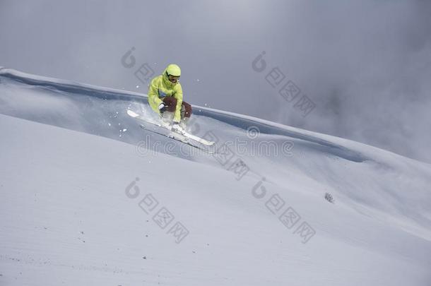 滑雪的人跳采用指已提到的人mounta采用s.极端的滑雪运动.<strong>全能</strong>滑雪板.