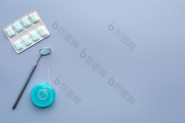 工具为口头的腔卫生.口香糖,牙齿的镜子向蓝色后面
