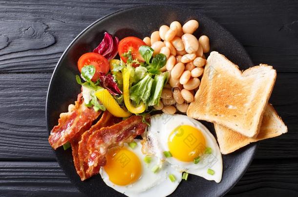 新鲜的早餐:喝醉了的卵和<strong>培根</strong>,豆,干杯和<strong>蔬菜</strong>