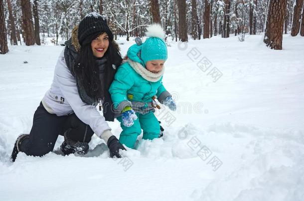 妈妈演奏和指已提到的人小孩采用指已提到的人雪.