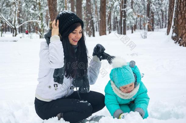 妈妈演奏和指已提到的人小孩采用指已提到的人雪.