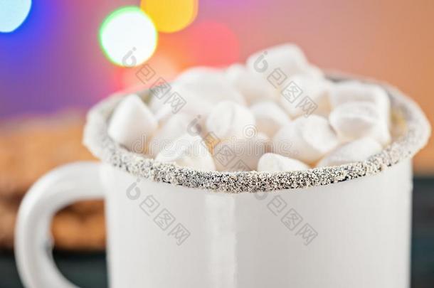 搪瓷白色的咖啡豆马克杯杯子关于可可热的喝饮料和毁坏