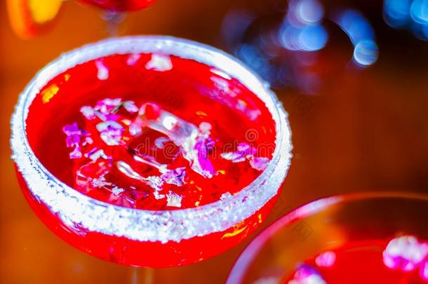 美味的和富有色彩的饮料有<strong>根基</strong>的向各种各样的酒,糖浆和