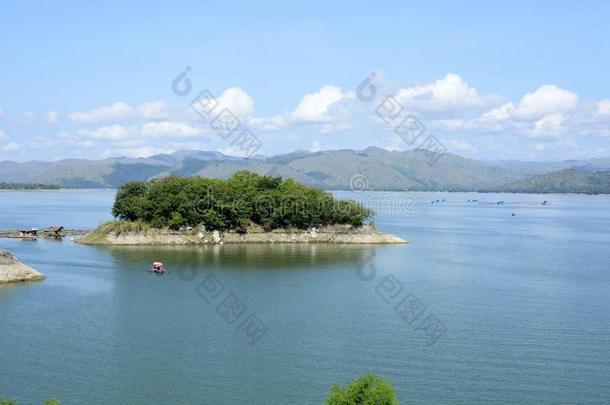 巨大的湖成形的由于向玛加特水疗院电的水坝建筑物,英语字母表的第16个字母