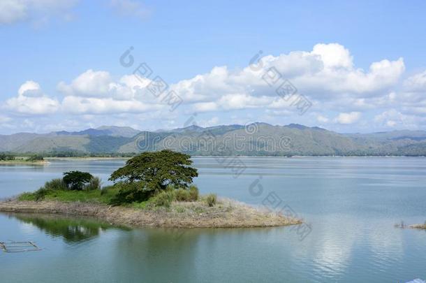 巨大的湖成形的由于向玛加特水疗院电的水坝建筑物,英语字母表的第16个字母