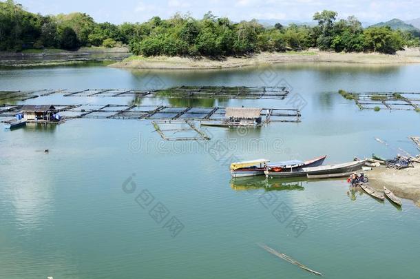 工业发电的旅行者小船向玛加特水坝湖