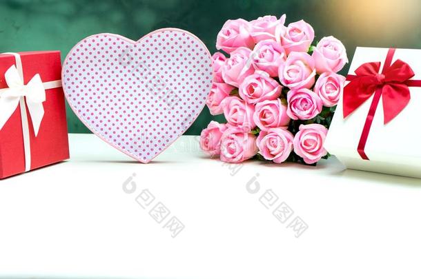 赠品盒和粉红色的玫瑰花为爱好者情人