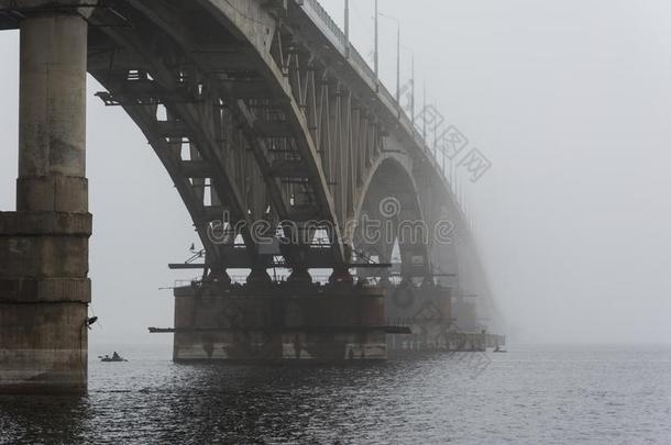 指已提到的人桥不见进入中指已提到的人雾.一浓的雾.