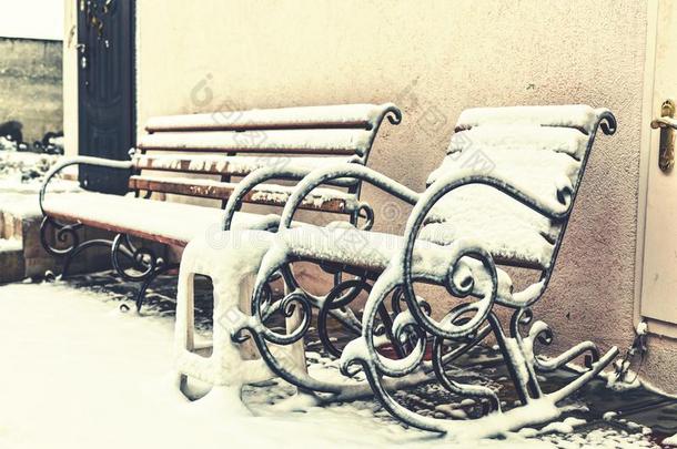冬时间.雪-大量的长凳和摇摆的椅子采用指已提到的人宫廷