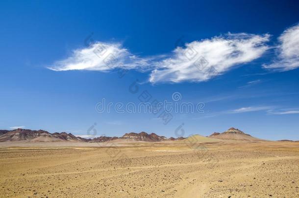 美丽的宽的角看法关于指已提到的人纳米比亚的沙漠和山我