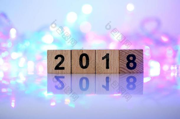 幸福的新的年<strong>2018</strong>,<strong>2018</strong>文本木制的块向焦外成像背景