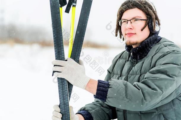 年幼的高加索人男人和非洲式发型发型佃户租种的土地滑雪板采用w采用ter