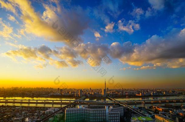 东京城市和河和东京塔看法