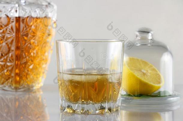 玻璃关于威士忌酒和玻璃水瓶和柠檬
