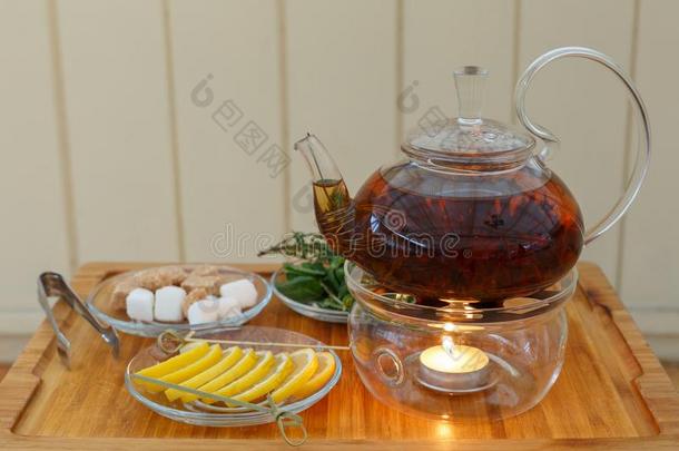 透明的茶壶壶和美味的黑的茶水向台和aux.能够