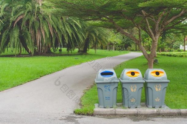 公众的回收利用大储藏箱或分开的浪费大储藏箱一次向c向crete