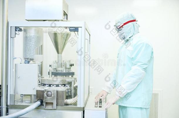 工人操作的制药公司胶囊装满机器