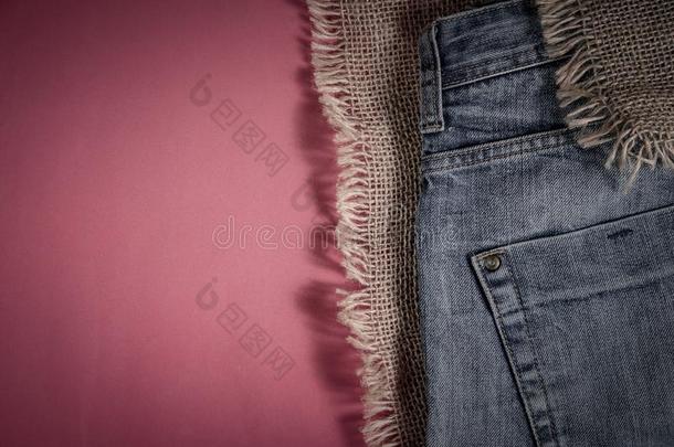斜纹粗棉布短裤是向指已提到的人背景关于老的亚麻布粗麻布