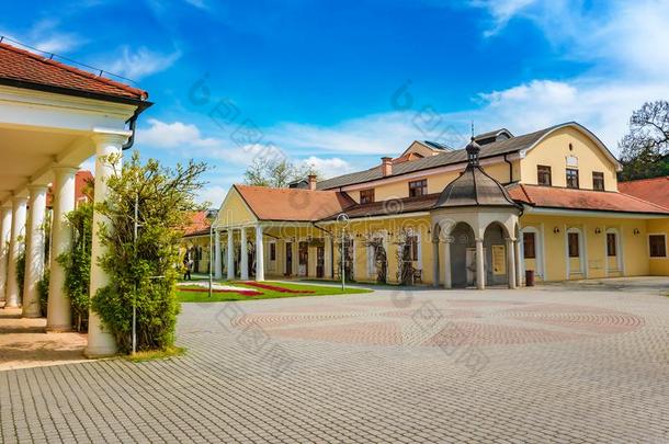 历史的建筑物向休闲健身中心岛采用皮埃斯坦尼斯洛伐克