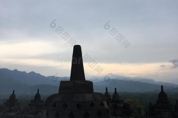 婆罗浮屠）生活片断的复杂<strong>石雕</strong>）庙采用爪哇,印尼向多云的一天.