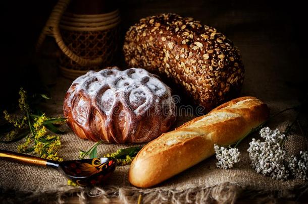 甜的一条面包关于白色的面包变成粉的和食糖,棕色的面包,一条面包