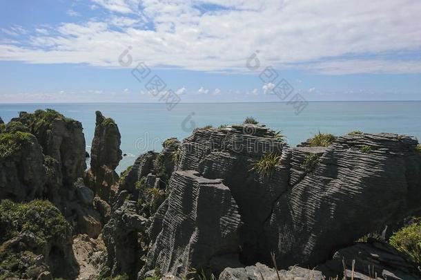 烙饼岩石越过投诉海岸地平线