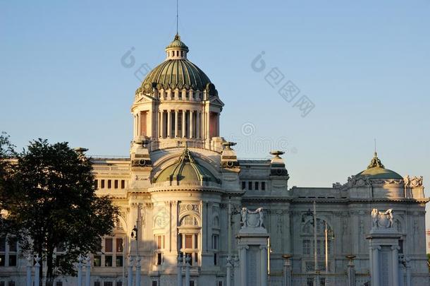 安娜塔萨马霍姆宝座过道采用扇形棕榈细纤维,泰国.