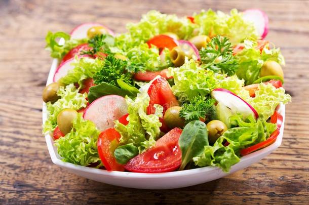 碗关于新鲜的沙拉和蔬菜和绿叶蔬菜