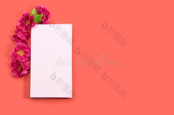 红色的花和粉红色的信封向红色的背景
