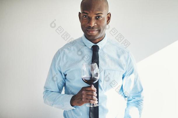复杂的成熟的男人喝饮料一gl一ss关于红色的葡萄酒