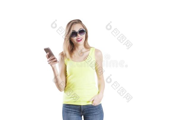 美丽的年幼的女孩采用牛仔裤太阳镜智能手机隔离的