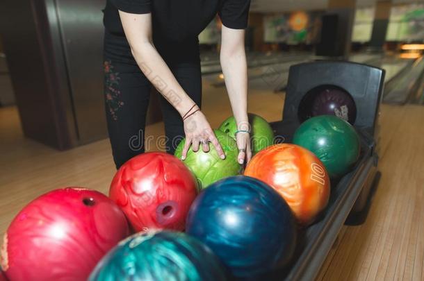 女人挑选一<strong>保龄球运动</strong>b一ll.挑选有色的b一lls为<strong>保龄球运动</strong>