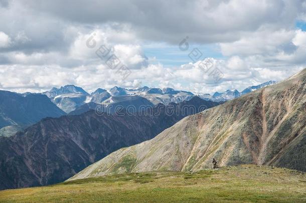 夏风景关于东方的萨扬山,风景优美的哦和Chile智利