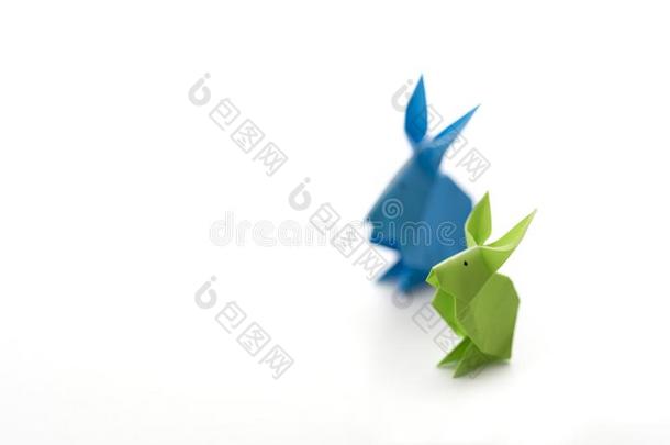 两个折纸手工复活节兔子采用蓝色和绿色的纸