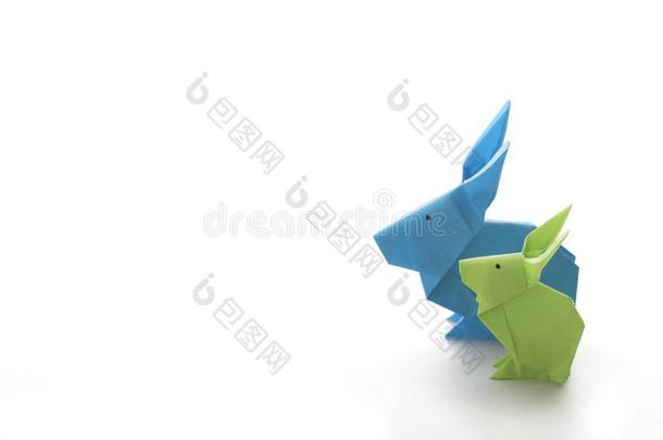 蓝色和绿色的折纸手工复活节兔子