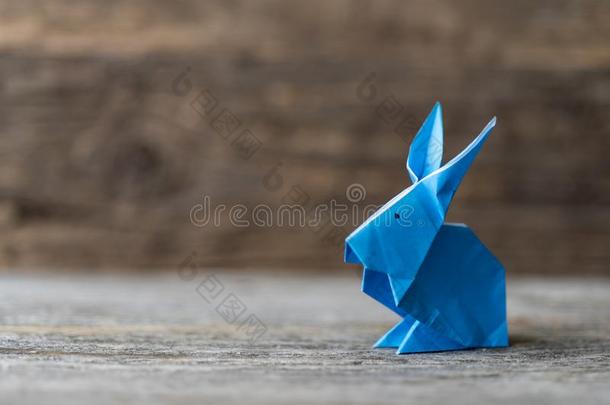 单一的<strong>蓝色折纸</strong>手工复活节兔子