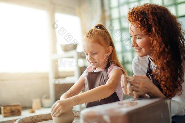 红发的人母亲和她小孩女儿装饰线条和黏土向375×312mm纸张