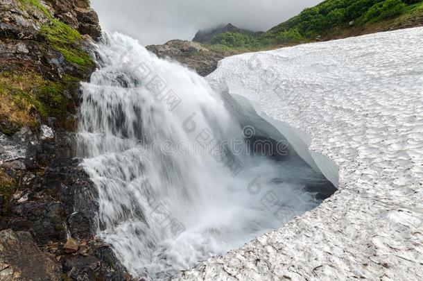 安静的山瀑布落下进入中指已提到的人<strong>雪原</strong>