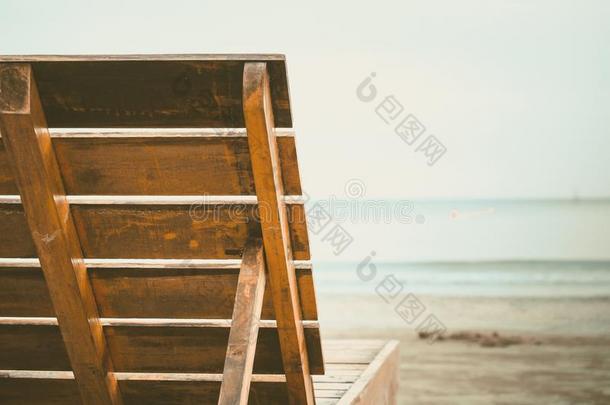 关在上面关于木制的椅子靠背向指已提到的人沙的海滩