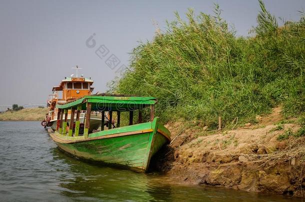 小船抛锚在伊洛瓦底河河港口
